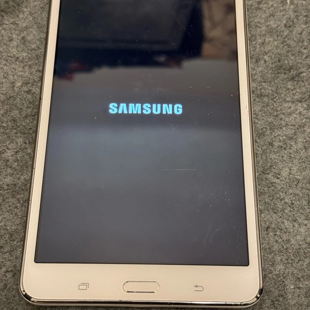 Samsung Galaxy tab 4, 7 inch white touchscreen tablet android 8gb portable Wi-Fi